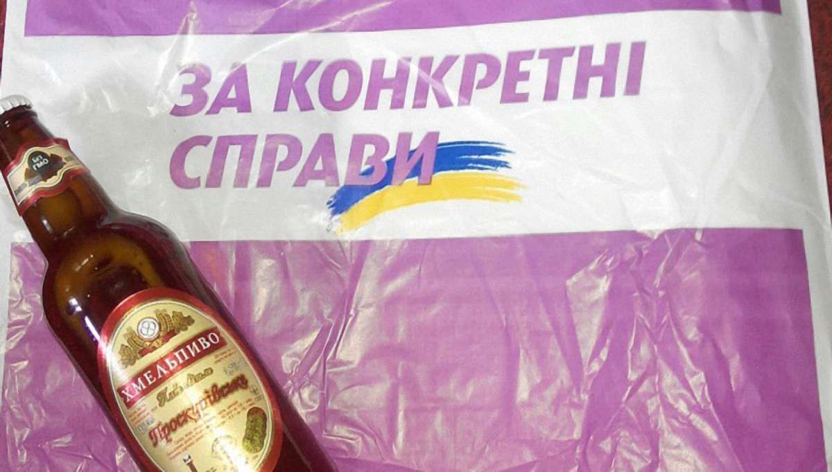 У Хмельницькому партія екс-регіонала дарувала виборцям пиво