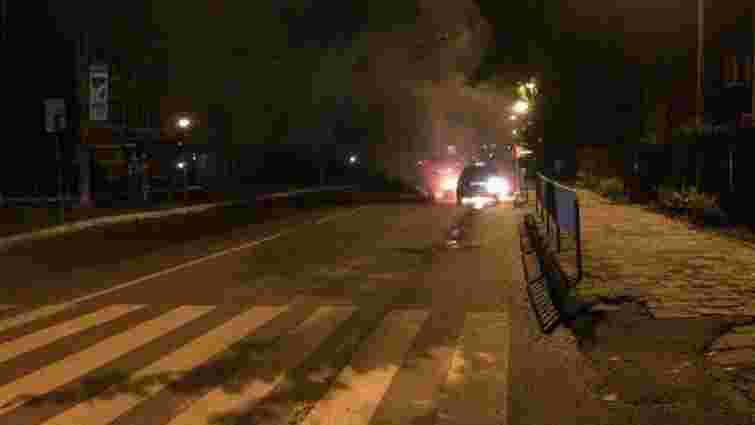 На вулиці Зеленій у Львові загорівся автомобіль таксі