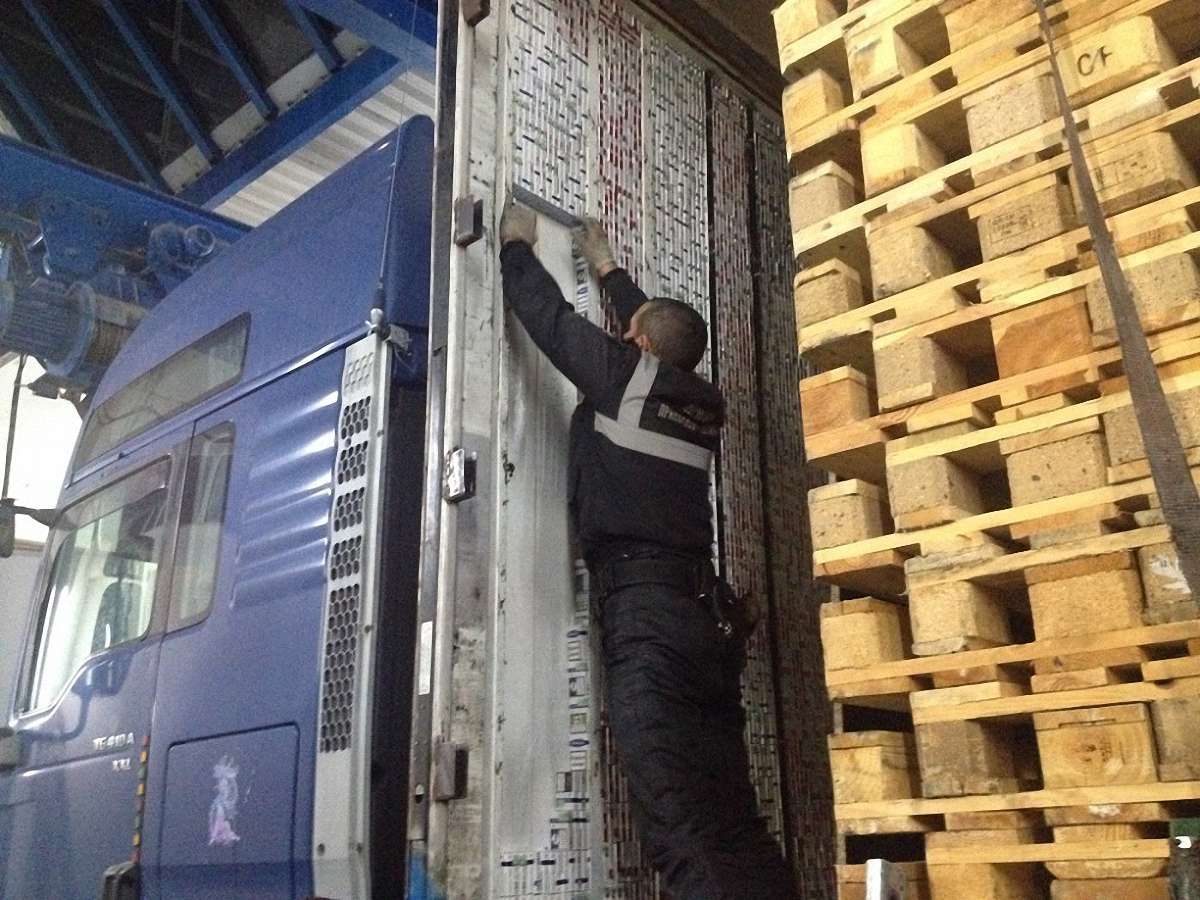 Львівські прикордонники вилучили понад 3,5 тисячі пачок контрабандних цигарок
