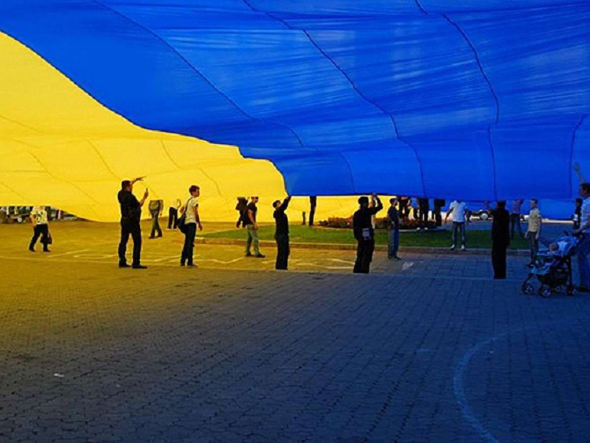 Уряд пропонує заборонити використання національного прапора в рекламі