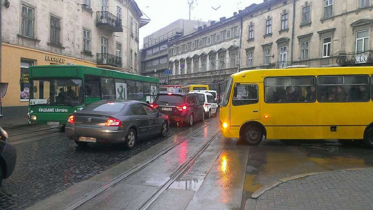 На вул. Франка не ходять трамваї через обрив контактної мережі