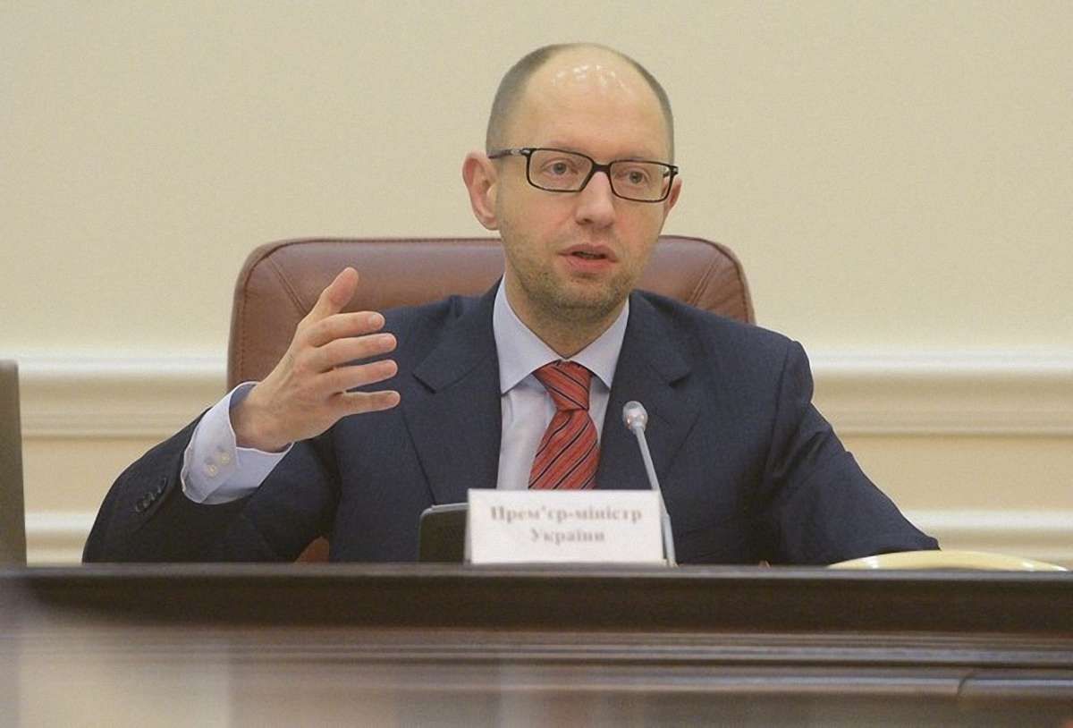 Яценюк пояснив, чому чинний Конституційний суд не може займатися очищенням влади
