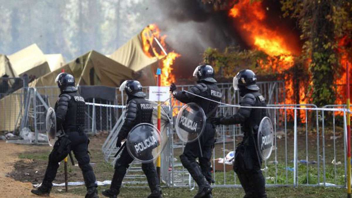 Біженці у Словенії підпалили наметовий табір на знак протесту