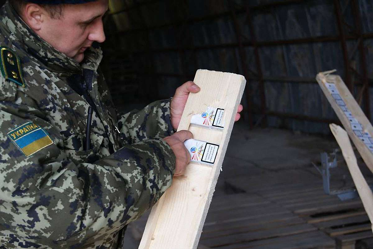 Прикордонники Буковини виявили 47 тис. пачок контрабандних сигарет