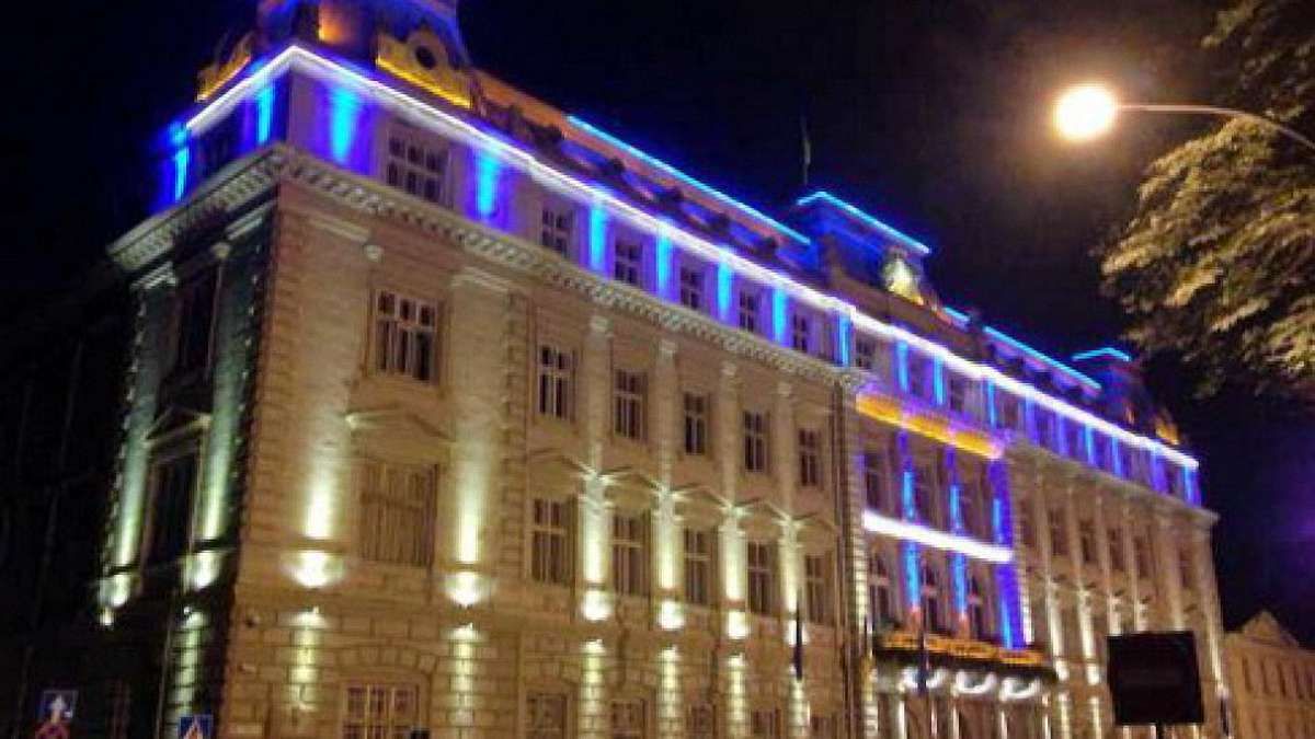 Обличчя ЛОДА в руках волонтерів