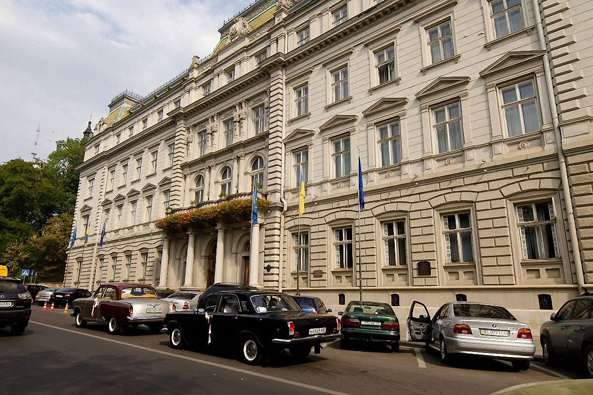 У суботу Львівську ОДА підсвітять блакитним