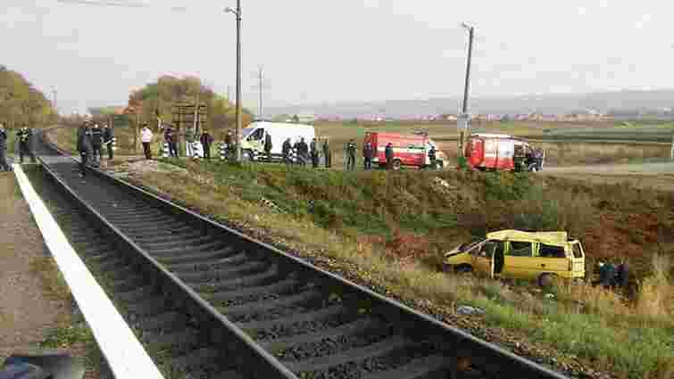 На Івано-Франківщині потяг збив автомобіль на переїзді 