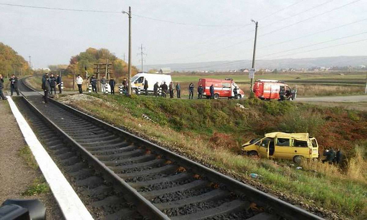 На Івано-Франківщині потяг збив автомобіль на переїзді 