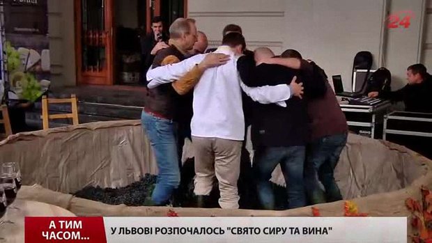 Відомі львів'яни топтали тонну винограду