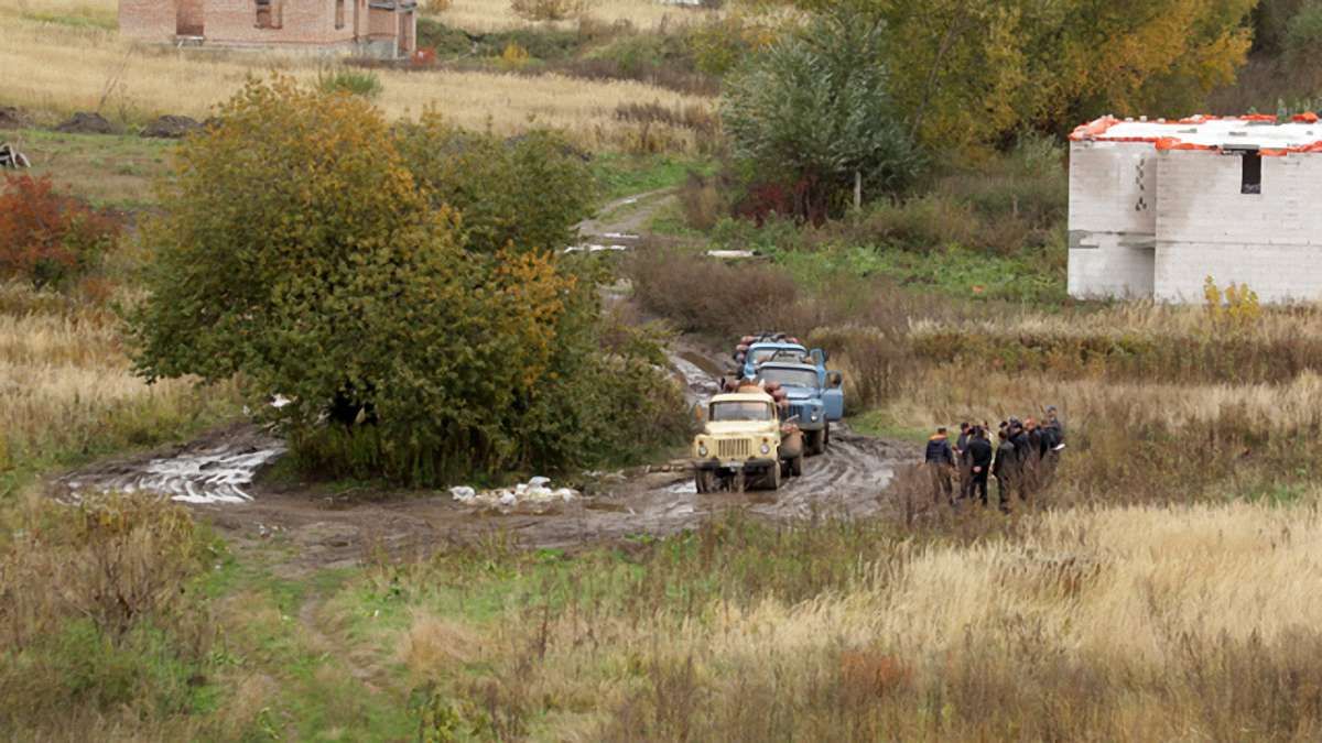 У Винниках поліція затримала автоцистерни, що зливали нечистоти у міську каналізацію