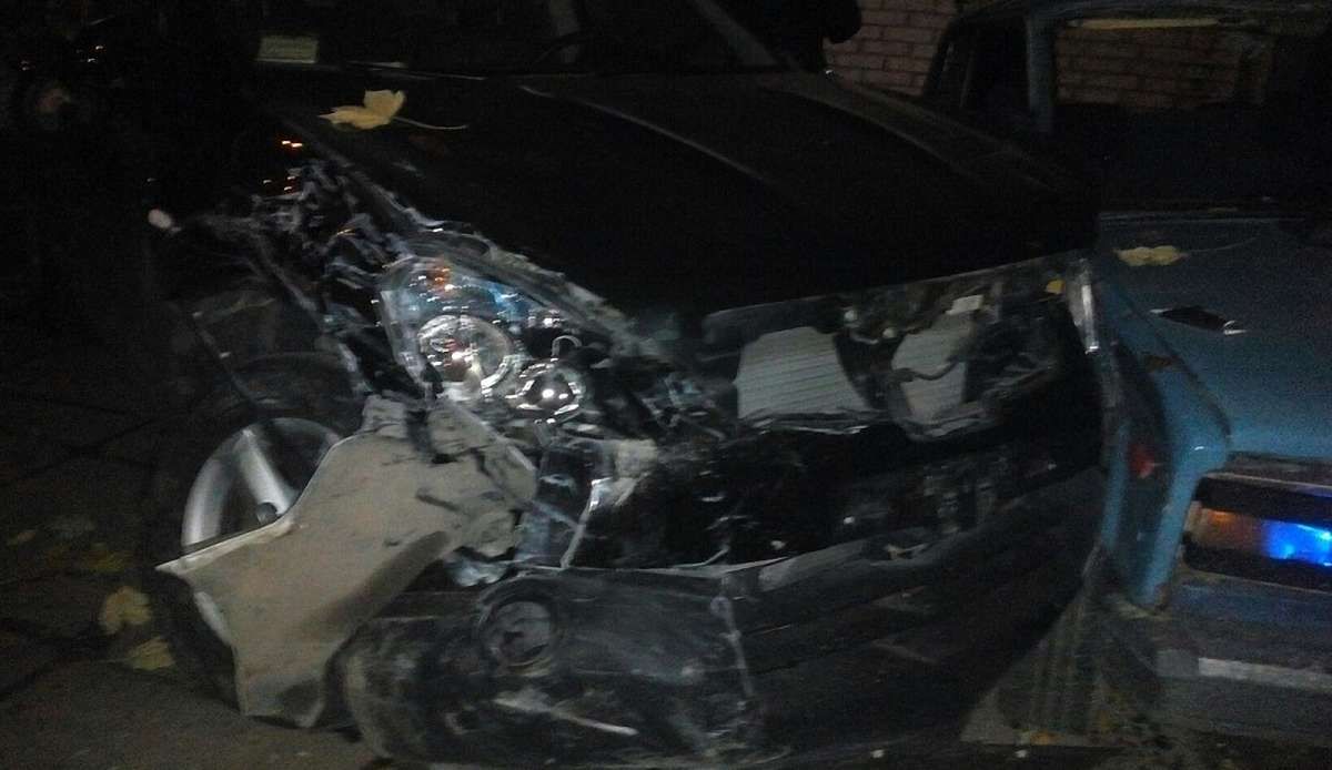 У Львові водій за кермом мікроавтобуса розбив припарковані автомобілі і тікав від переслідування
