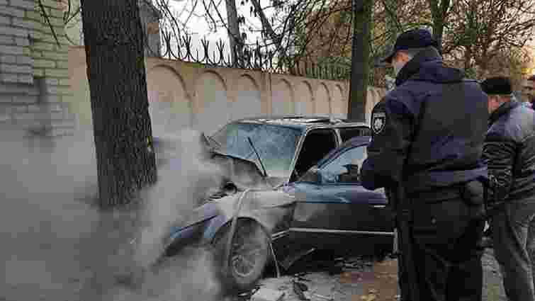 У Львові BMW влетіло у дерево: водій загинув, двоє пасажирів травмувалися