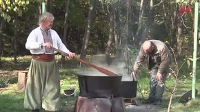 У Львові біля дільниці виборців частують кулішем