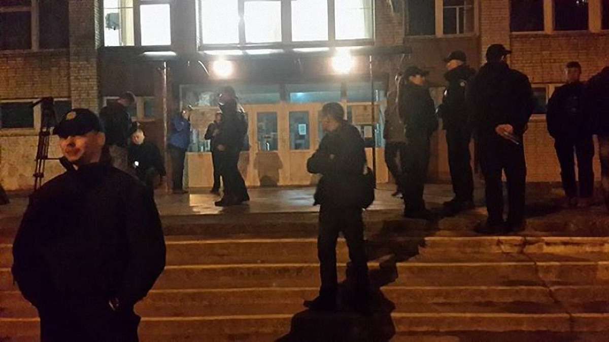 У Львові члени ДВК не пускали кандидата у депутати на виборчу дільницю