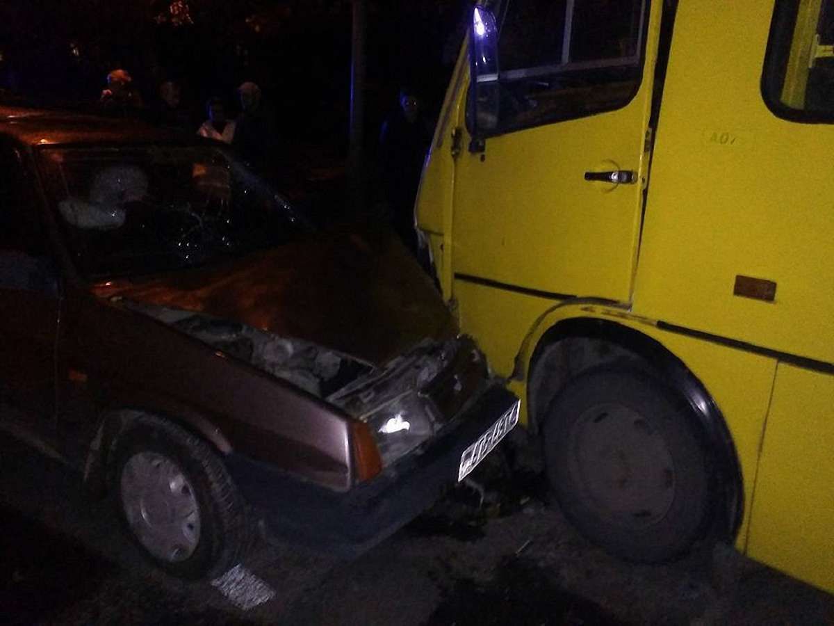 У Львові легковик врізався у маршрутку