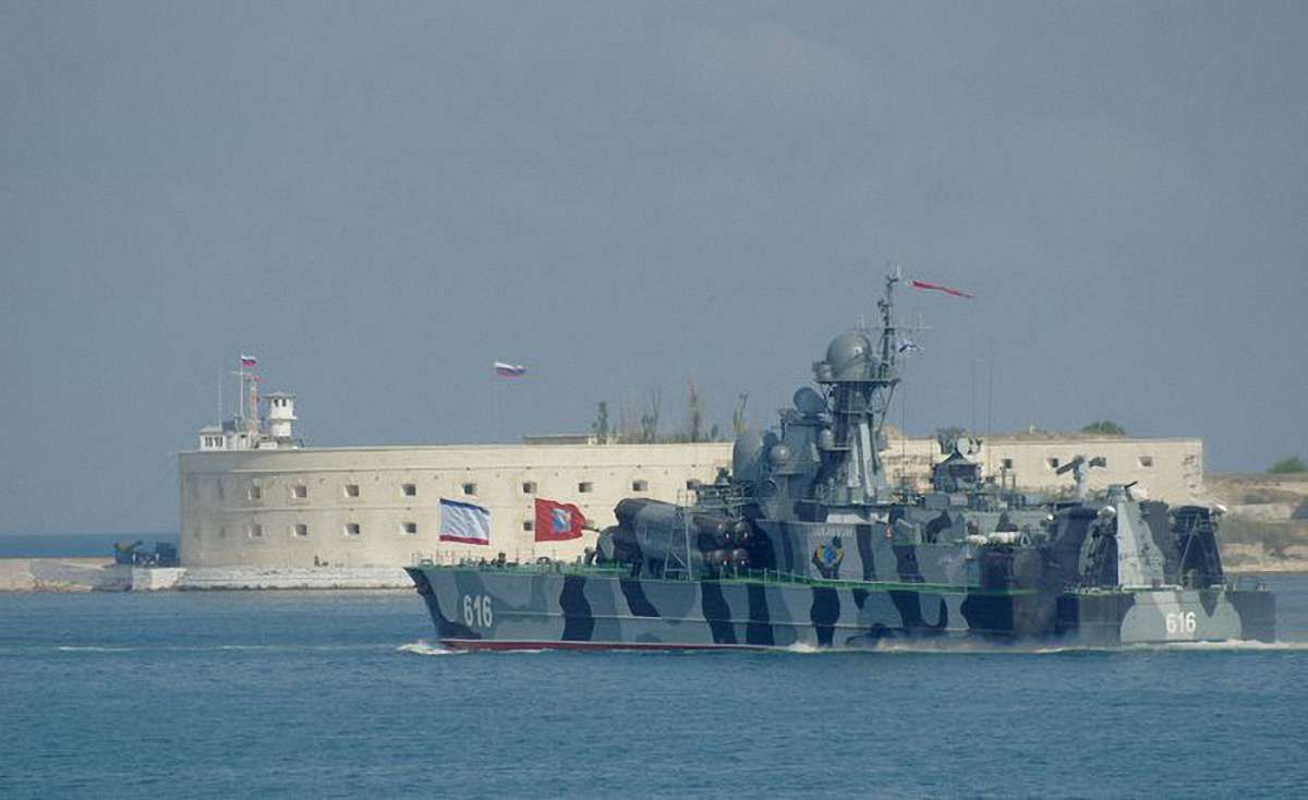 Росія проводить навчання ракетних катерів біля берегів анексованого Криму