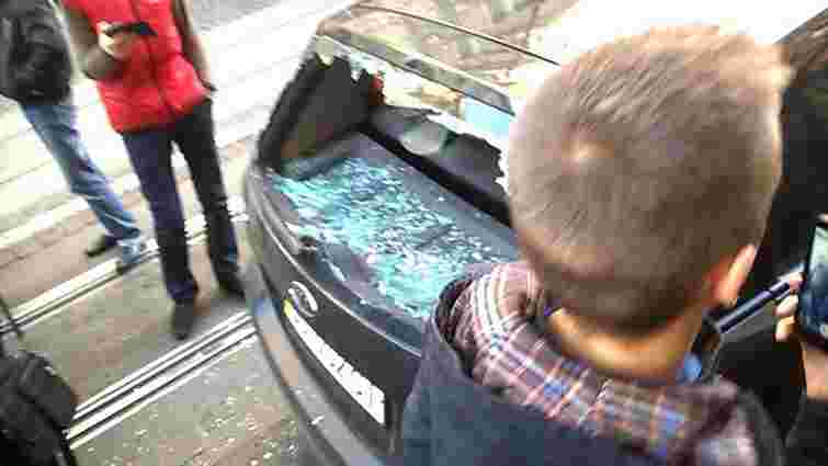 У Львові пасажир трамвая розбив скло у припаркованому на колії автомобілі