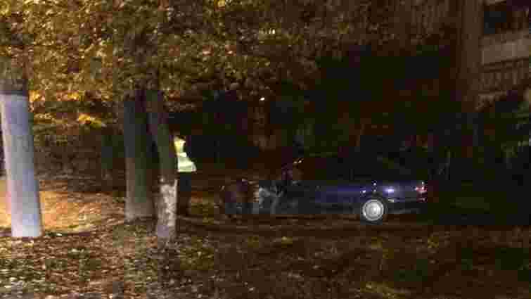 У Львові п’яний водій Mercedes врізався у дерево