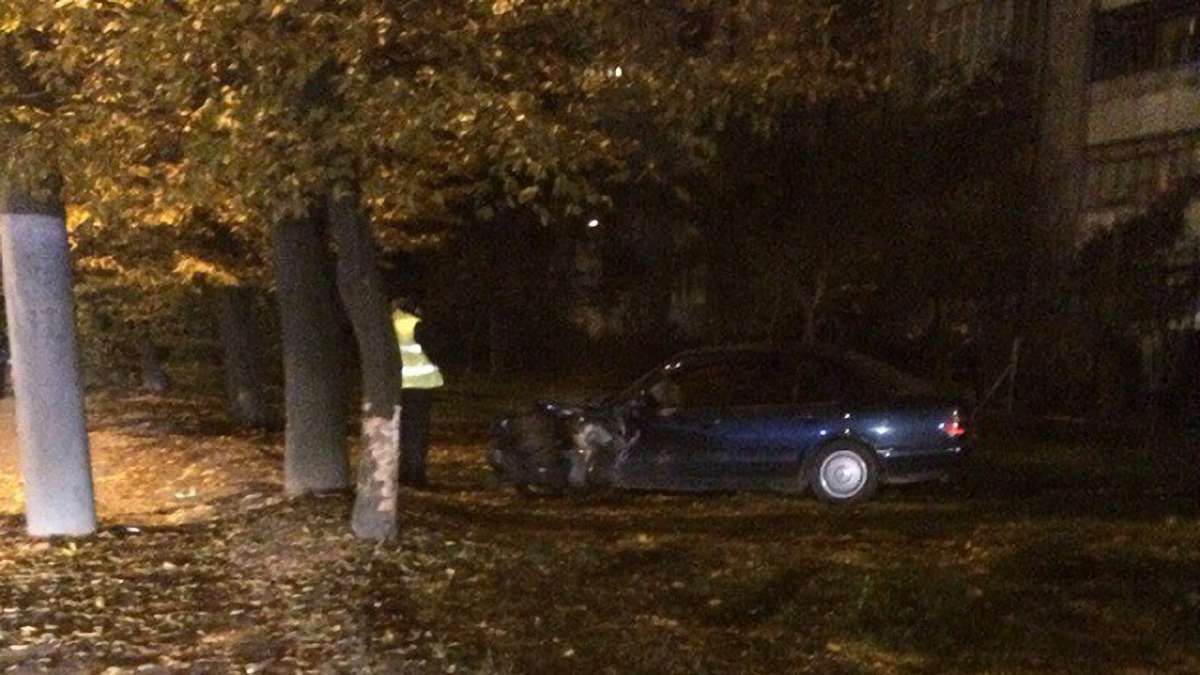 У Львові п’яний водій Mercedes врізався у дерево