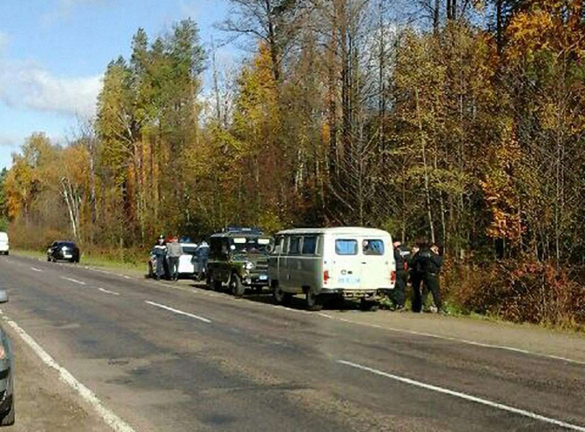 На Рівненщині натовп бурштинокопачів погрожував міліції сокирами та лопатами
