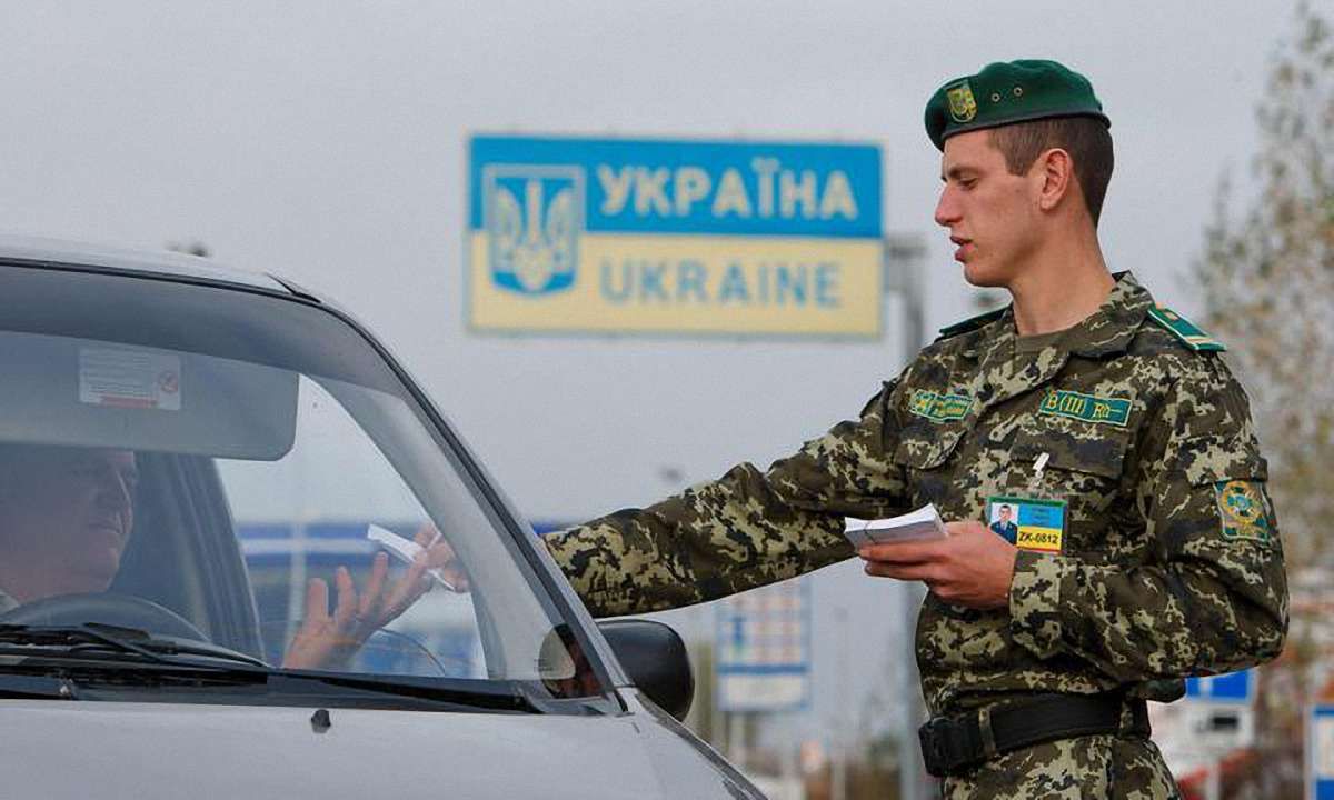 На західному кордоні затримали два автомобілі з нелегальними мігрантами