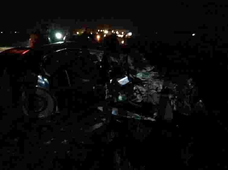 На виїзді зі Львова Skoda Octavia влетіла у вантажівку