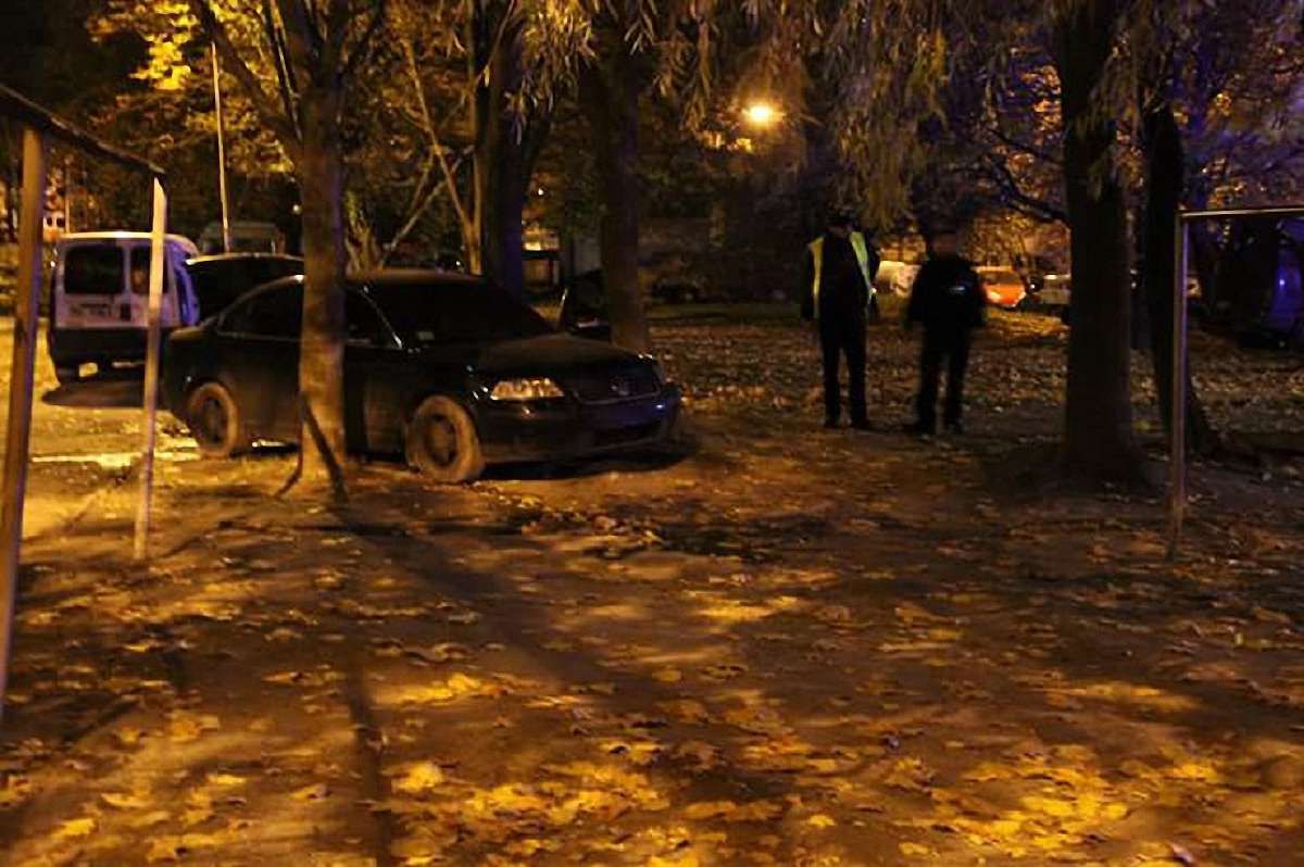 Вночі у Львові горів Volkswagen Passat, очевидці кажуть про підпал