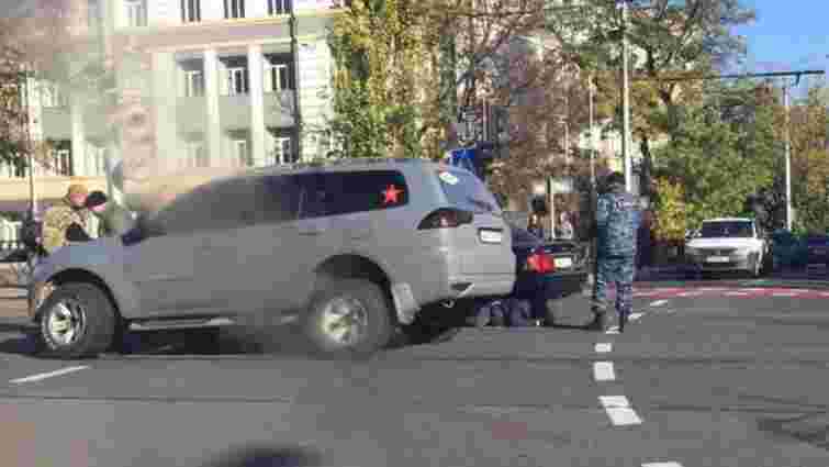 Бойовики в центрі Донецька спричинили ДТП і побили потерпілого водія