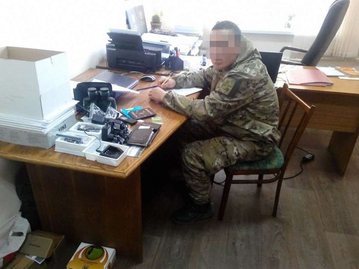 СБУ затримала солдата-шахрая, який представлявся комбригом і виманював гроші у волонтерів