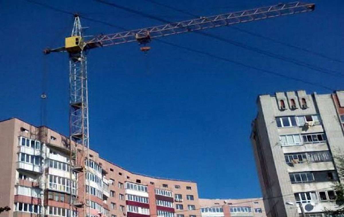 На будівництві в житловому районі Львова кілька років працює аварійний кран