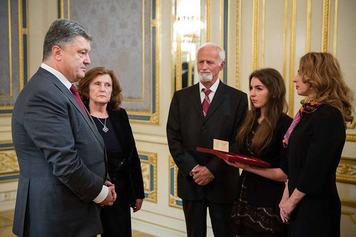 Порошенко вручив батькам Скрябіна орден  «За заслуги» І ступеня