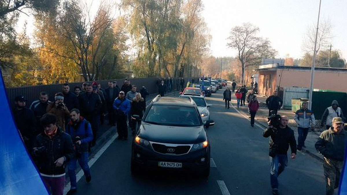 «Автомайдан» приїхав до Порошенка вимагати відставки Шокіна