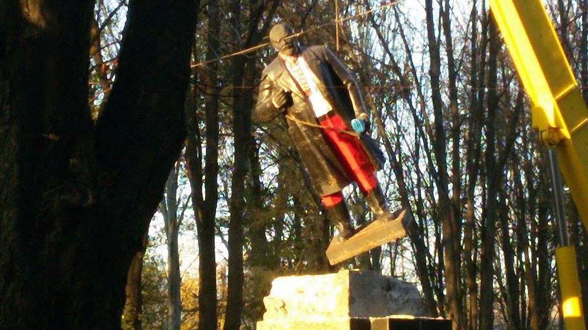 У Волновасі на Донеччині молодь знесла пам'ятник Леніну