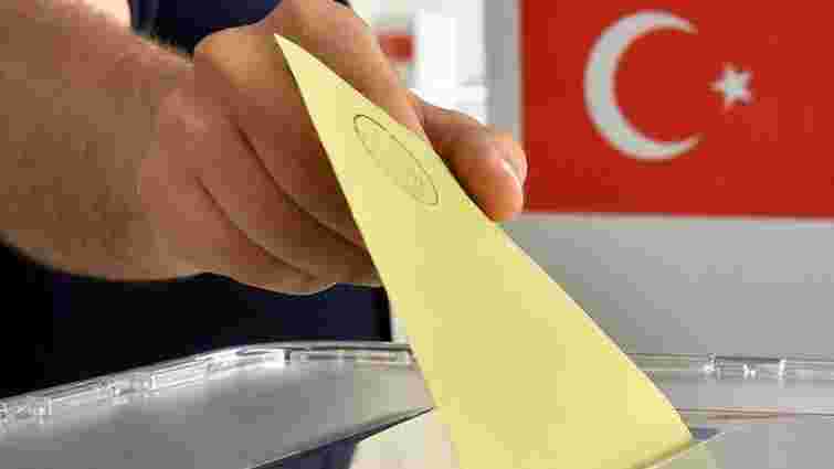 На парламентських виборах у Туреччині правляча партія набирає понад 50% голосів