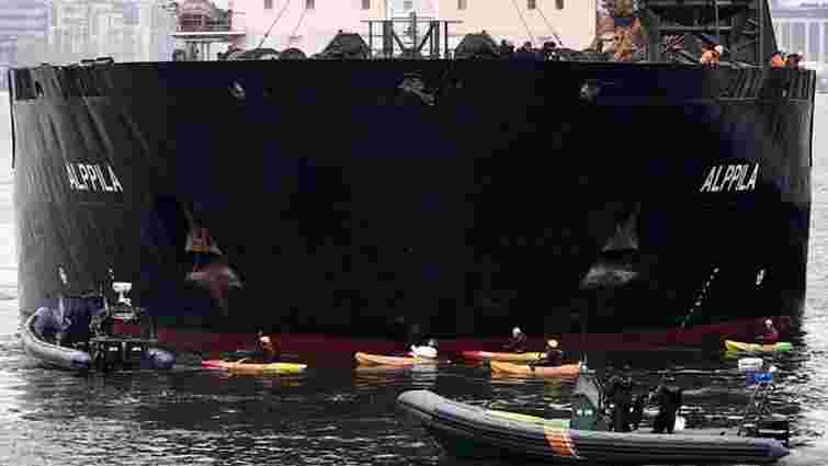 Активісти Greenpeace заблокували російському кораблю вхід до порту Гельсінкі