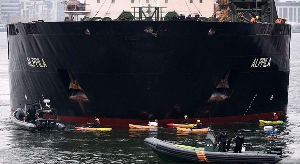 Активісти Greenpeace заблокували російському кораблю вхід до порту Гельсінкі
