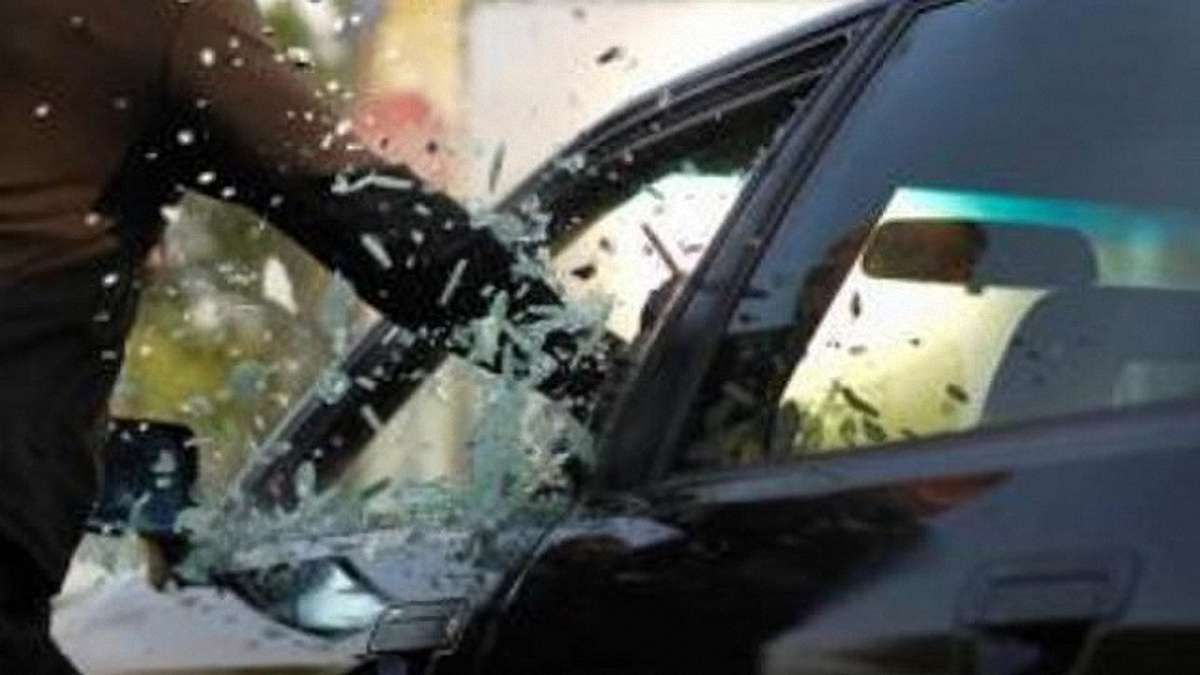 За розбите скло та крадіжку з автомобіля львів’янина засудили на 4 роки