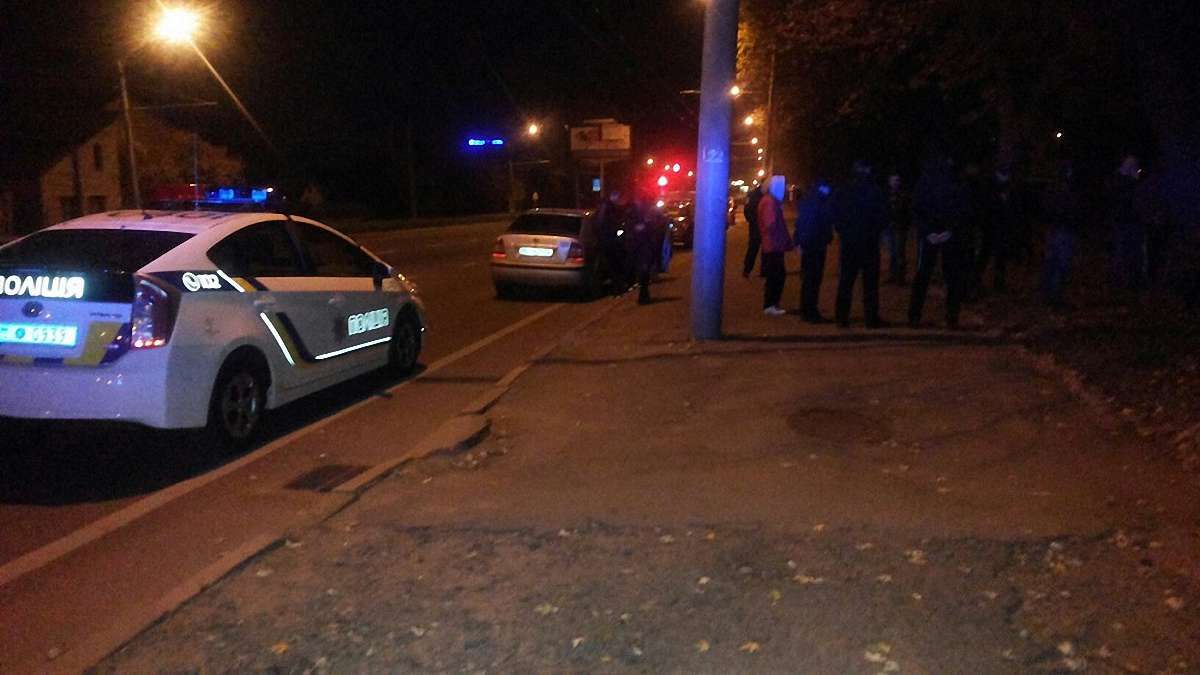 Поліцейські затримали водія Львівського холодкомбінату, який перевозив у службовому авто зброю