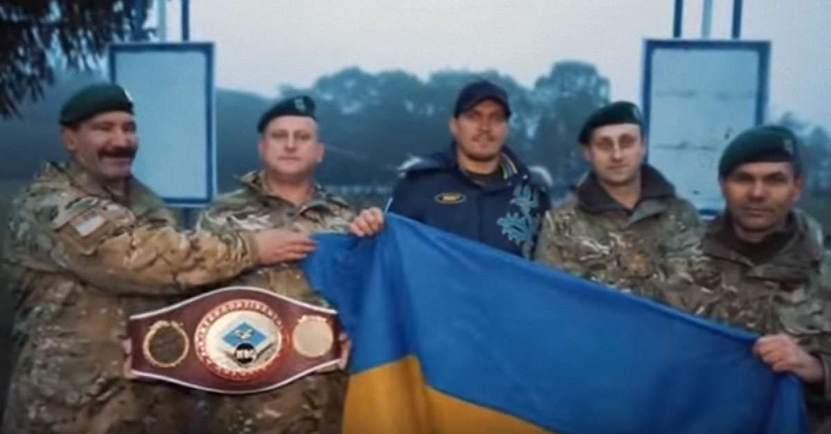 Боксер Олександр Усик провів тренування із прикордонниками у Великих Мостах