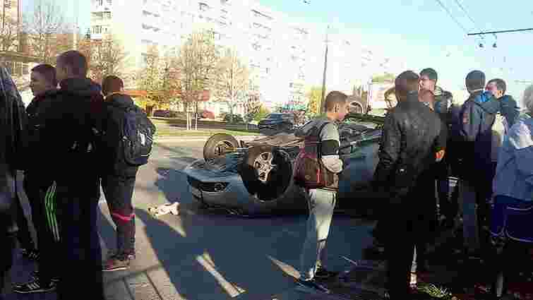 Внаслідок ДТП у Львові перекинувся автомобіль