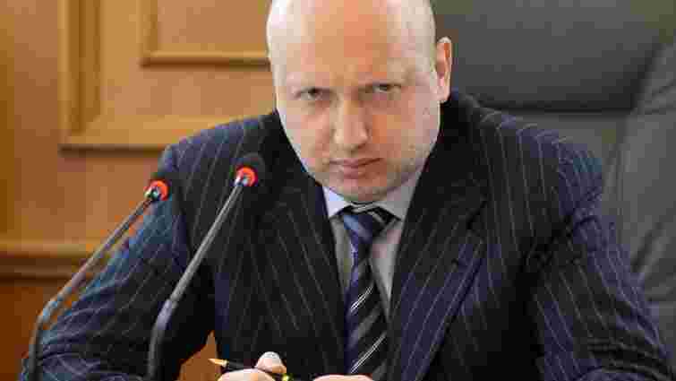 Турчинов погрожує зупинити відведення озброєння через провокації бойовиків