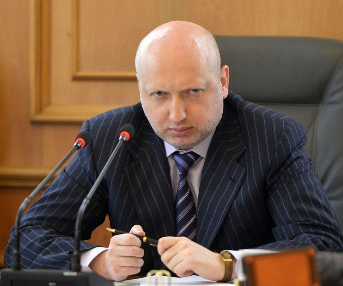 Турчинов погрожує зупинити відведення озброєння через провокації бойовиків