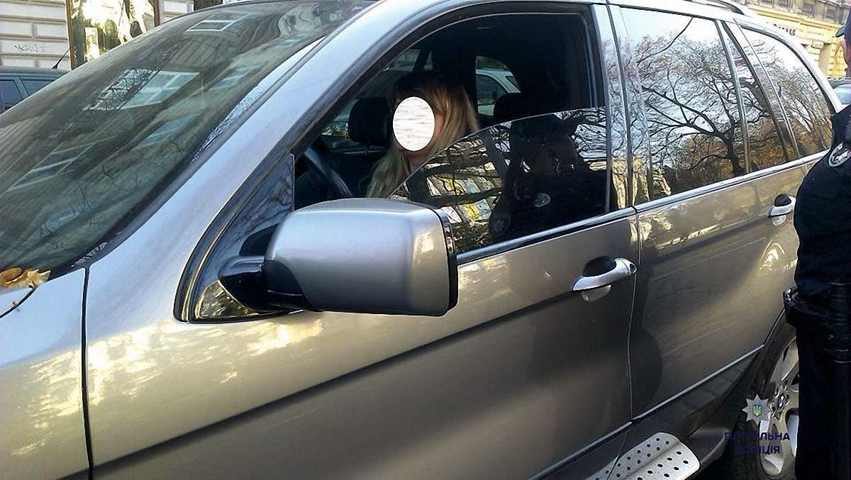 Поліцейські затримали п’яну львів’янку за кермом BMW X5, в якому було двоє дітей