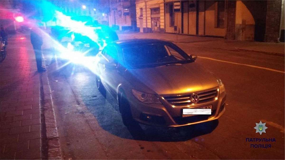 У Львові п’яний водій викликав п’яного таксиста, аби той відвіз його додому