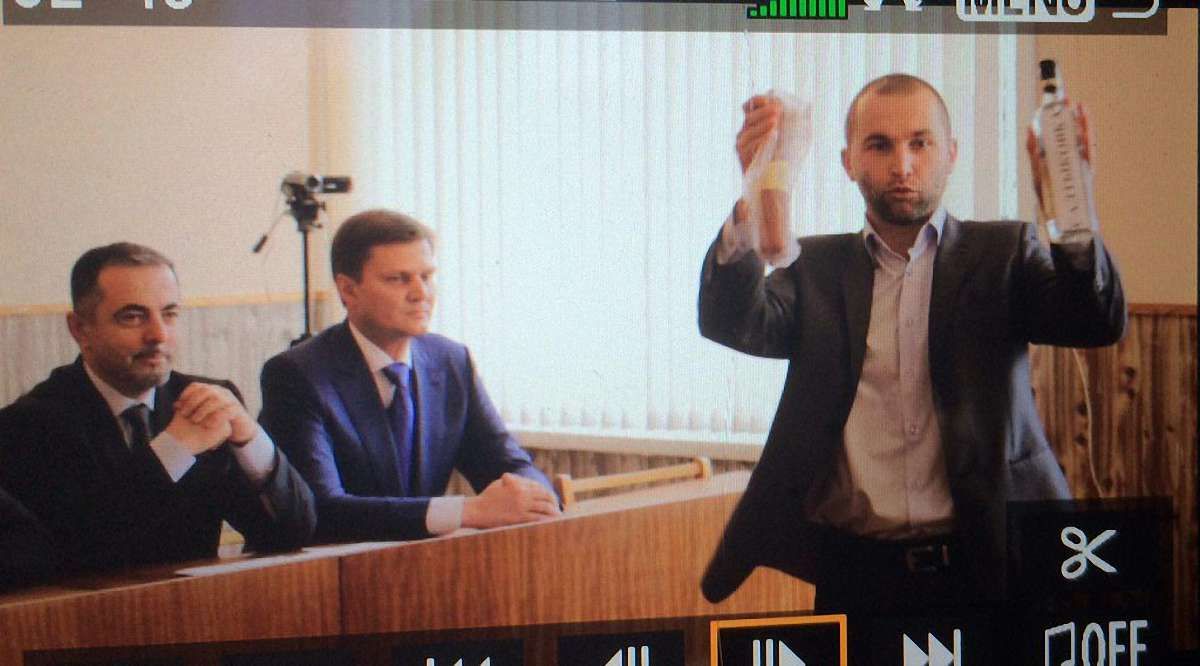 На Херсонщині нардеп від БПП побив ковбасою депутата міськради від «Опоблоку» (відео)