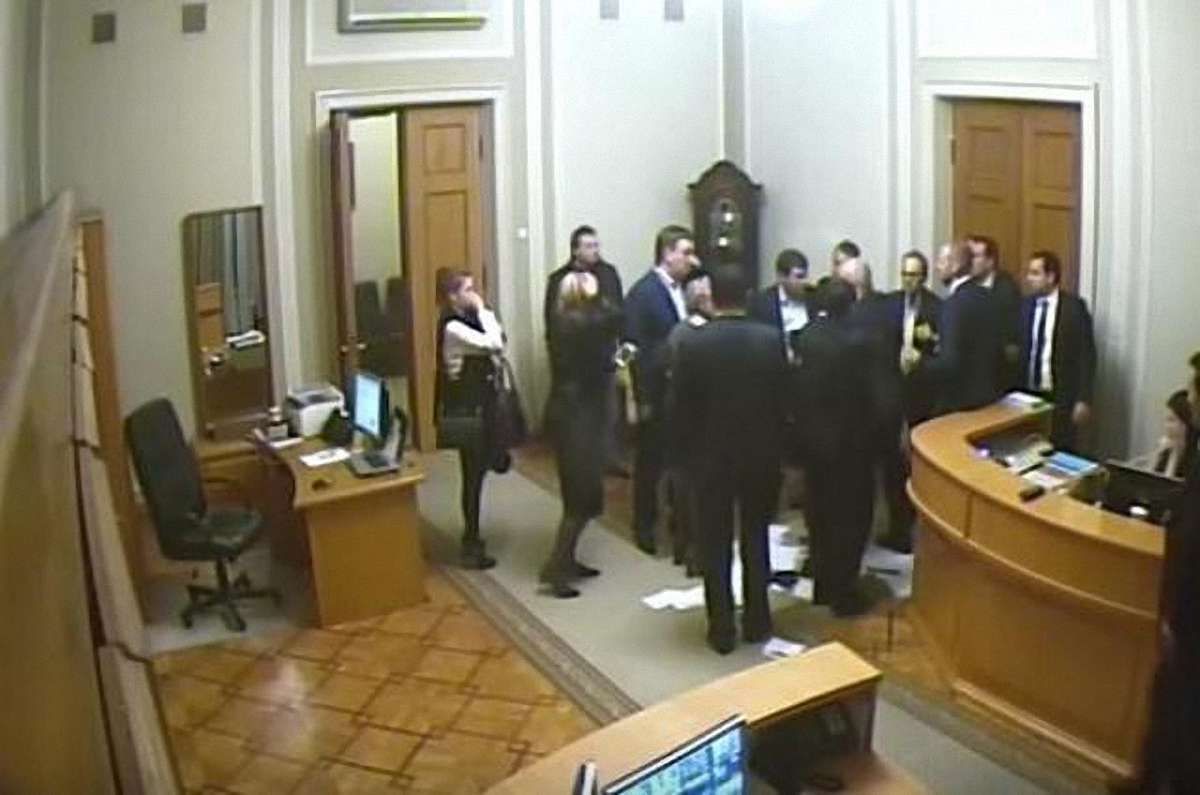 У мережі з'явилося відео конфлікту депутатів Тетерука і Кужель у Верховній Раді