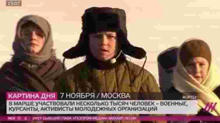 У ватниках, валянках та з балалайками росіяни провели помпезний військовий марш у Москві