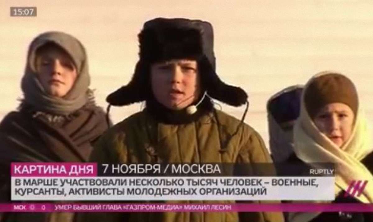 У ватниках, валянках та з балалайками росіяни провели помпезний військовий марш у Москві