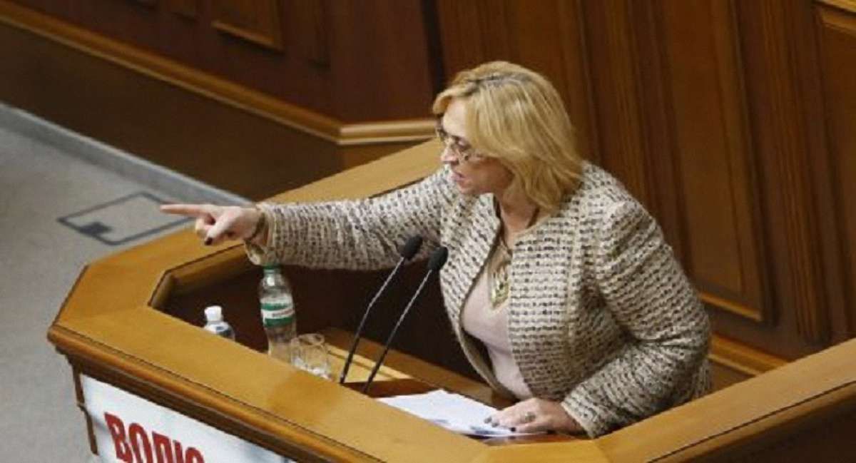 Кужель каже, що  Тетерук вдарив її пляшкою за 2 сантиметри від скроні
