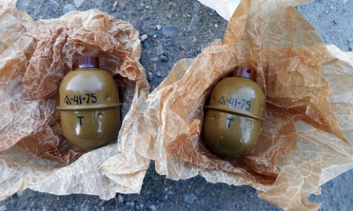 На Донеччині пасажир таксі намагався провезти дві гранати через мобільний блокпост
